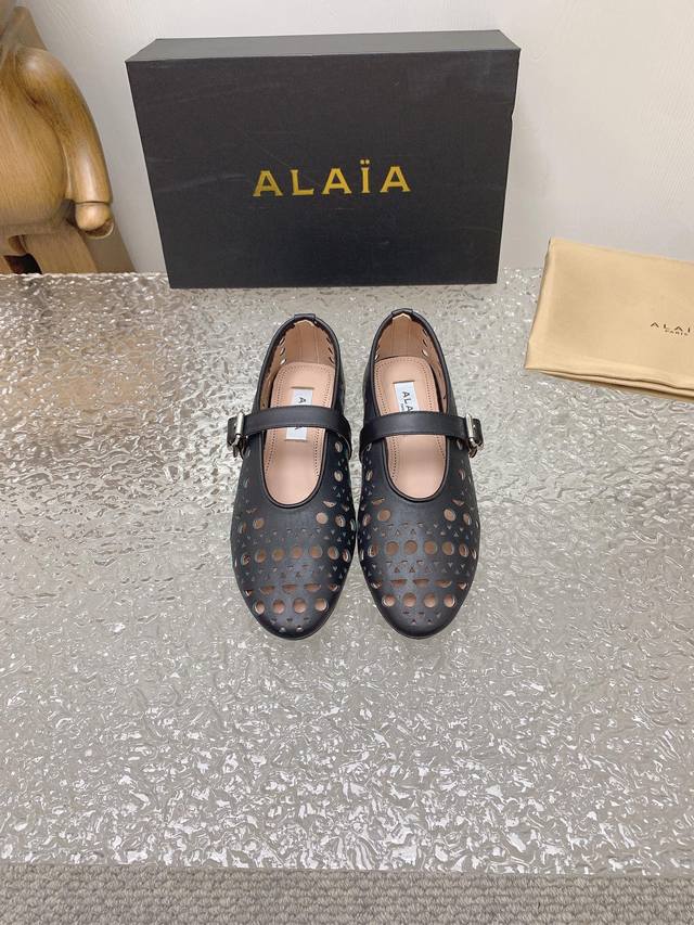 出厂价镂空款 Alaia｜阿莱亚23S新品复古扣带玛丽珍鞋芭蕾舞鞋 走秀款平底芭蕾舞鞋章小蕙同款甜酷芭蕾风，人气超高的一款芭蕾舞鞋，浪漫又迷人舒适百搭满满的少女